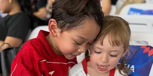 Abang L Bareng Kamari Nonton Bola, Serasi Berjersey Indonesia