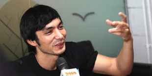 Abimana Aryasatya Beda Gaya Dengan Ariel Dalam Perankan Arai