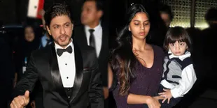 AbRam Asyik Selfie Unyu, Sang Kakak Suhana Khan Malah 'Ganggu'