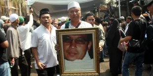 Ada Awan Berbentuk Orang Berdoa di Atas Pemakaman Uje