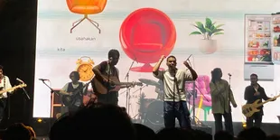 Ada Canda dan Air Mata Iringi Penampilan Sal Priadi dengan Lagu-lagu Andalannya di We The Fest 2024 Hari Pertama