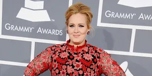 Ada Tato Misterius di Belakang Telinga Adele