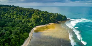 Ada yang Beda di Pantai Anyer, Kamu Bisa Ikutan Babacakan Munggahan Bareng
