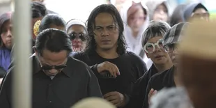 Adakan Acara 7 Harian Kenang Ria Irawan, Mayky Wongkar Ucapkan Terima Kasih