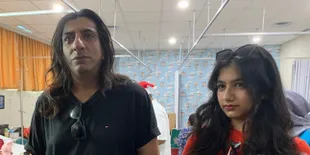 Adam 'Hans Si Doel' Jagwani dan Putrinya Rayakan Natal dengan Berbagi