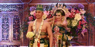 Adat Jawa Mewarnai Resepsi Hengky Kurniawan dan Sonya Fatmala