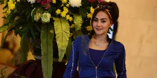 Ade Fitrie Koleksi Banyak Jaket Bomber Ala Jokowi
