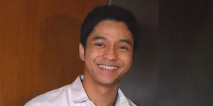 Adly Fairuz Bawakan Kado Koyok Tempel Untuk Raffi