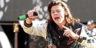 Aduh! Hibur Directioners, Wajah Harry Styles Kena Lemparan Botol