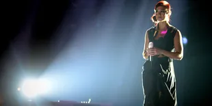 Agnez Mo Bantah Ada Nip Slip di Klip 'Coke Bottle'!