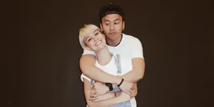 Agnez Mo Pajang Foto Bareng Chris Brown, Wijin Posting Status Galau