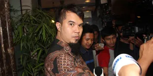 Ahmad Dhani Tenangkan Diri Dengan Baca Buku Rekening