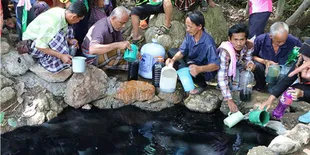 Air di Kolam Ini Hitam Pekat Tapi Dipercaya Sembuhkan Penyakit