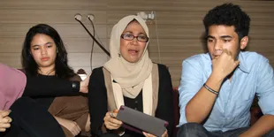 Air Mata Riyanti Sofyan Deras Saat Cerita Masa Kecil Marshanda