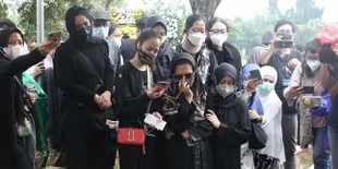 Air Mata Tak Terbendung, Chintami Atmanegara Ikut Hantarkan Jenazah Oddie Agam ke Peristirahatan Terakhirnya