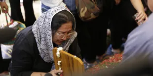 Air Mata Tak Terbendung Sambil Terus Peluki Pusara Ade Irawan, Dewi Irawan: Ayah Sekarang Udah Ditemani Ibu