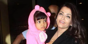 Aishwarya Rai Sukses Pose Cantik, Aaradhya Bachchan Melongo Imut