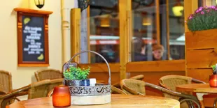 Ajak Sahabatmu Berendam di Kafe Ini!