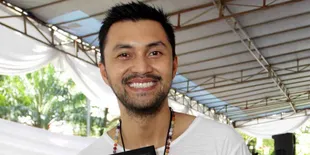 Ajarkan Yoga, Anjasmara Rela Dibayar Pakai Lukisan