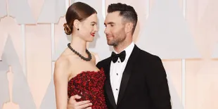 Akan Lahir, Adam Levine Unggah Foto Hamil Behati Prinsloo