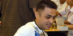 Akeera:  Lebih Baik Ngefans Ariel Daripada Rizal Djibran