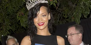 Akhiri Halloween, Rihanna Pajang Foto Topless