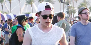 Aksi Brooklyn Beckham Jadi Model, Tatapan Matanya Bikin Melting