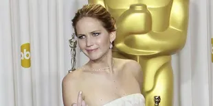 Aksi Jari Tengah Jennifer Lawrence Kejutkan Wartawan di Oscar