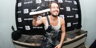 Aksi Panggung BBNO$, Lempar Sepatu Hingga Ajak Penonton Nyanyi Bareng Saat Tampil di Jakarta