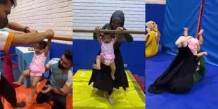 Aktif Seperti Sang Bunda, 10 Potret baby Moana Anak Ria Ricis Full Senyum Saat Belajar Salto - Gelantungan di Sekolah