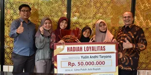 Aktor Barry Prima Serahkan Hadiah 50 Juta Rupiah Untuk Seorang Pelanggan Loyal Easy Shopping Indonesia