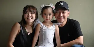 Akur Banget, Gading Marten &#38; Gisella Anastasia Barengan Cium Pipi Gempi