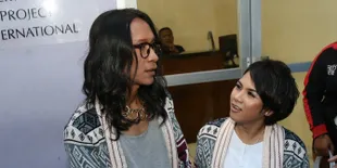 Akur, Evelyn dan Aming Kunjungi Makam Mendiang Anak Mereka Bersama-Sama