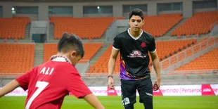 Al Ghazali Tiduran di Lapangan Usai Main Sepakbola, Banyak yang Salfok - Netizen: Pengen Jadi Rumputnya