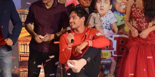 Alami Patah Tulang Kaki, Richard Kyle Tetap Hadiri Gala Premiere 'JOMBLO'