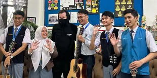 Alan Walker Kunjungi Guru dan Murid Sekolah di Medan Usai Video Cover Lagunya Viral