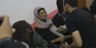 Alasan Ade Irawan Minta Dimakamkan Satu Liang Lahat dengan Suami