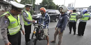 Alih-Alih Ditilang, Pelanggar Lalin di Aceh Justru Diberi Takjil