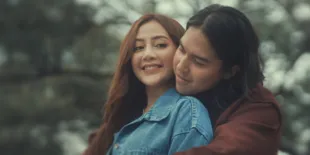 Alma Margana Pamer Kemesraan Bareng El Rumi di Video Klip Single Terbaru 'Cinta Untuk Selamanya'