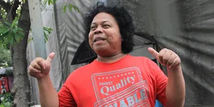 Almarhum Budi Anduk Dulu Sering Ziarah ke Makam Ibu Naik Vespa