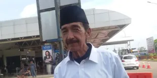 Almarhum Johny Indo Jalani Prosesi Pemakaman Secara Islam Tapi Dikubur Dalam Peti