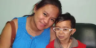 Anak Cari Daus Mini di Atas Ranjang