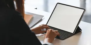 Anak Kampus Wajib Punya! Keyboard Case Buat iPad &#38; Tablet Biar Ngerjain Tugas Makin Sat-Set