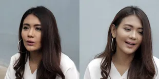 Anak Terus Terbayang Mendiang Herman, Juliana Mochtar Mandikan di Makam