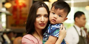 Anaknya Buang Air Besar, Nia Ramadhani Ikut Mengantar dan 'Nongkrong' di dalam Kamar Mandi