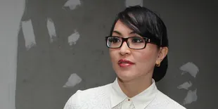 Angelina Sondakh Diberi Buku Agama Oleh Brotoseno