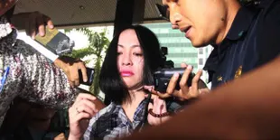 Angelina Sondakh Pingsan Karena Blitz Kamera Wartawan