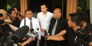 Anggap Cerai Sebagai Aib, Stuart Colling Enggan Buka-Bukaan