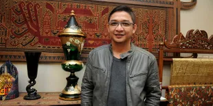 Anggap Wajar, Pasha Tak Merasa Baju + Banyak Pin Langgar Aturan
