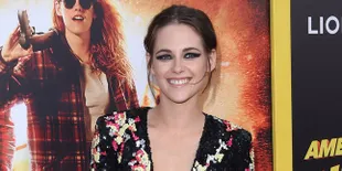 Anggun &#38; Cantik, Ini Jadinya Kristen Stewart Pakai Baju Pink